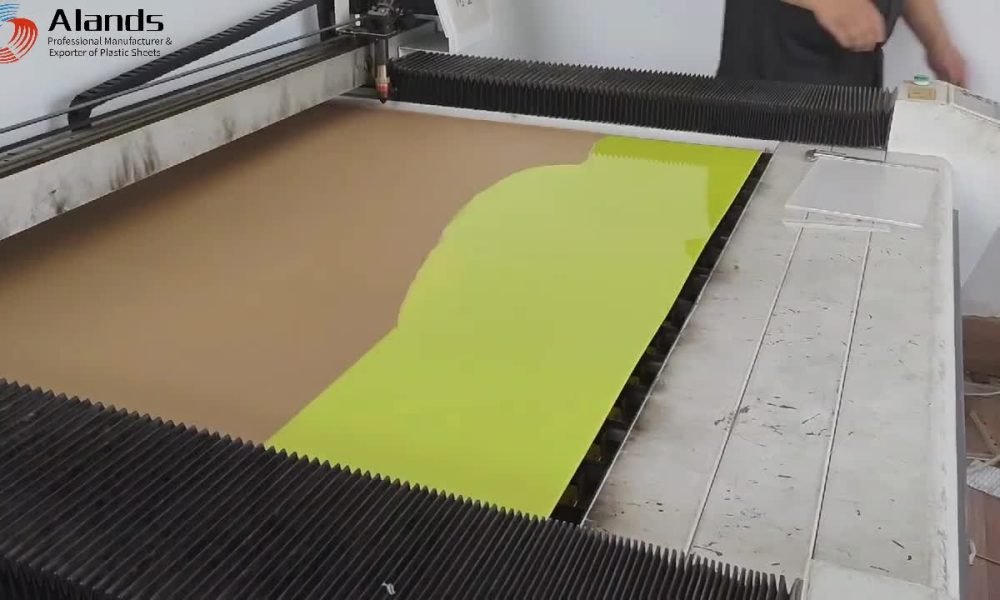 Máquina de corte a laser gravando uma placa de acrílico.mp4-20250902-144102