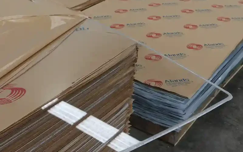 "Transparent acrylic glass sheet for industrial and commercial purposes."